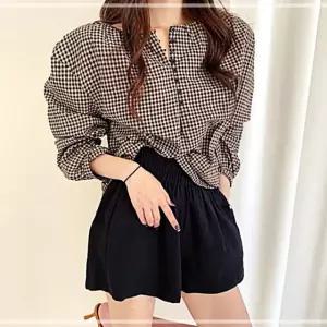 여성 단추 포인트 체크 소매 벌룬 라운드넥 블라우스 브라운 QWE410AA
