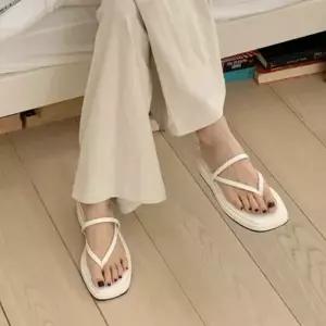 [텐바이텐]휴양지 화이트 크로스 샌들 3cm
