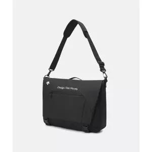 [데상트]가방 데님 스포츠베이직 워딩 메신저백 블랙 SO323UBG76 76 BLK0 3396133