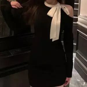 원오프숄더 배색 리본 원피스 숏원피스 슬림핏 데이트룩 파티룩 어깨트임 원피스 블랙 원피스