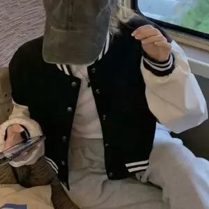 야구점퍼 여성 세미크롭 바시티점퍼 데