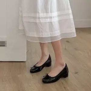 [하프클럽/]에나멜 리본장식 라운드토 데일리 미들힐 펌프스 6SS
