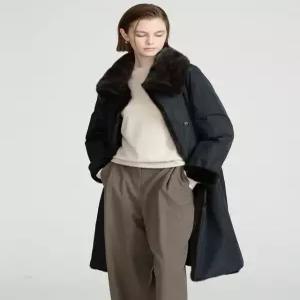 닥스 여성 25FW [LUXURY FUR] 블랙 소재배색 리버시블 위즐 밍크 모피 롱코트 DLCO5D655BK