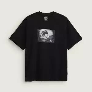 [반스](광주신세계)[반스 아티스트 컬렉션] VANS x Dimoo 반소매 티셔츠 VN000ZSWBLK