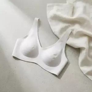 유니클로 에어리즘 와이어리스브라 울트라릴랙스 여성 노와이어 심리스 그레이