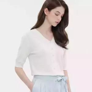 KARRA 진주로엔브이넥하프니트_A6M0600