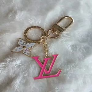 미국 루이비통 X 타카시 무라카미 가방 참 장식 핑크 모노그램과 흰색 모티프 178207916384