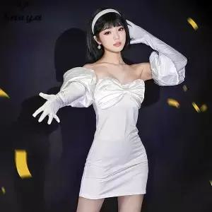 Snoya Sua 프레 의류 합성 가발 외계인 무대 의상 여성용 짧은 검은 머리와 흰색 드레스