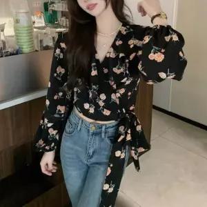랩스타일 여성 플라워패턴 세미 크롭 블라우스 블랙