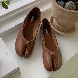 여자 귀여운 족발 신발 나들이 데이트룩 코디 슈즈 발편한플랫 임산부단화 (WB72898)