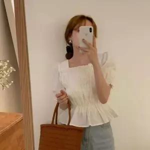 [라일리여성의류] Rly 퍼프 셔링 크롭 반팔 블라우스 color 크롭블 50006641)