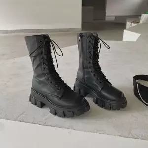 데일리 통굽 여성 레이스업 블랙 롱 워커