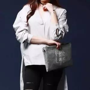 레터링클러치 페이퍼질감 빈티지 데일리 스타일 토트백