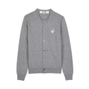 [라벨루쏘]  FW25 공용 화이트하트 와펜 가디건 AX N065 051 GREY