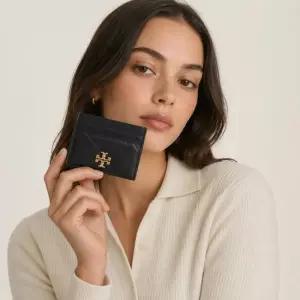 토리버치 26SS KIRA DIAMOND QUILT CARD CASE 154993-001) 키라 다이아몬드 퀼트 카드 케이스)