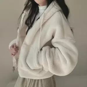 셀럽하우스 양털 퍼 세미크롭 후드집업 여성 겨울 아우터