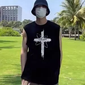 [모로엠] 남성 블랙 십자가 프린팅 민소매 티셔츠 ON-TS5-QWFO4VDF