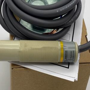 2PCS  E2K-X15ME1 커패시터 센서