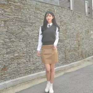 라인이 예뻐보이는 베이지 주름치마 (주름 교복치마)