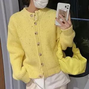 도톰 라운드넥 가디건 포근 간절기 코디 데일리룩 니트볼레로 뽀글이가디건 (WD0A3CF)