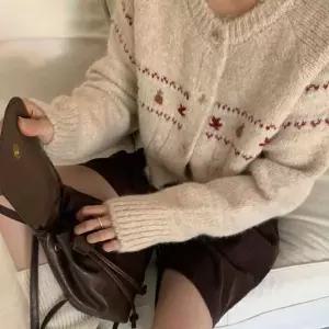 [하프클럽/]여성 겨울 니트 라운드 자수가디건 베이지