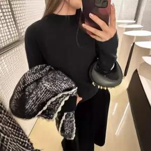 슬림핏 하프폴라 니트티 여성 블랙 데일리룩