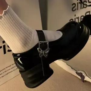 여성 플랫 나비 에나멜 통굽 둥근 앞코 메리제인 로퍼