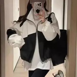 셀럽하우스 여성 간절기 얇은 소재 크롭 바람막이 투톤 점퍼