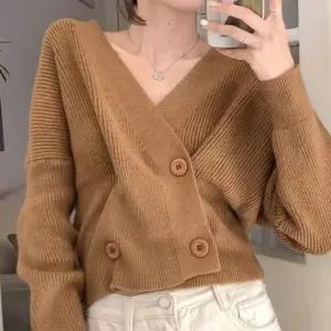 셀럽하우스 랩스타일니트 브이넥 브라운 슬림핏 간절기 랩오프숄
