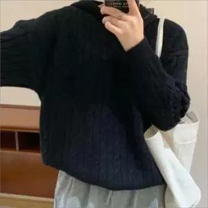 친절한탄씨 여성 꽈배기 후드니트 캐주얼 긴팔 니트 스웨터 3색 페미닌룩 데일리룩 데이트룩 캐주얼룩