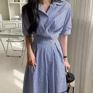 [하프클럽/]스트라이프 뒷밴딩 셔츠 원피스