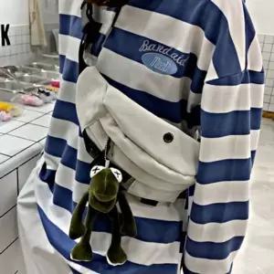 캔버스 소재 전면 버클 포인트 메신져백 슬링백