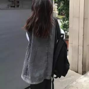 세련된 블랙 컬러에 탄탄한 데님 소재가 더해져 시크한 분위기를 연출할 수 있는 활용도 높은 베스트