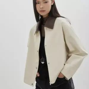 [롯데백화점]씨씨콜렉트 배색 카라 크롭 워크 자켓 C261MSJ303