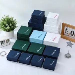 50pcs 보라색 보석 포장 상자 귀걸이 반지 스터드 펜던트 키 체인 보관 케이스에 대한 스폰지가있는 맞춤형