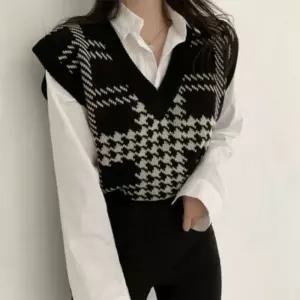체크하임 니트 조끼넉넉한핏 정장룩 파리지앤 20대여성 트렌드세터 클래식 코디하기쉬운 심플 오오티 하기