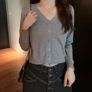 여자 데일리 외출 사무실 나들이 패션 짧은 크롭 스타일 가디건숏니트 여성 크롭티 가디건