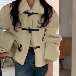 [하프클럽/]여자 겨울 양털 크롭 자켓 더블 떡볶이 단추 숏코트 인조퍼 무스