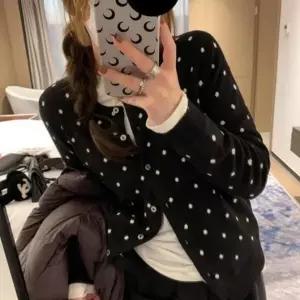 [하프클럽/]여성 간절기 루즈핏 도트 패턴 라운드넥 버튼 가디건 데일리 봄