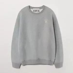 SATUR 로렌 스몰 로고 베이직 스웨트셔츠 멜란지 그레이 SA261MTM01MGY0