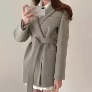 [하프클럽/]여성 허리 스트랩 카라 코트 1P 미디 기장 아우터