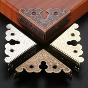 4개/몫 골동품 합금 삼각형 코너 나무 보석 상자 꽃 레이스 가장자리 수호자 장식 새겨진 34mm 청동/레드/