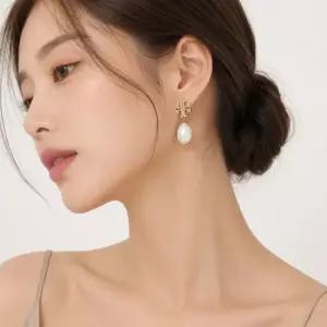 토리버치 KIRA PAVE PEARL DROP EARRING 60525-137) 키라 페이브 펄 드롭 이어링)