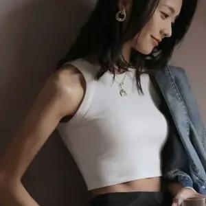 [하프클럽/]3컬러 하이넥 쫀쫀 슬리브리스 크롭 민소매 티셔츠