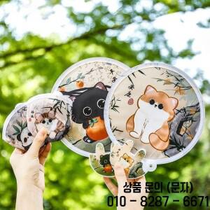 1pc 귀여운 고양이 접이식 부채. 냉각 및 자외선 차단 이중 기능 휴대용 손에 쥘 수 있고 보관함 포함