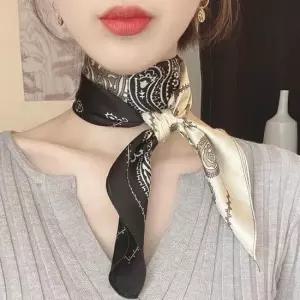 가을스카프 여자 쁘띠 스카프 70 페이즐리 배색 블랙 화이트