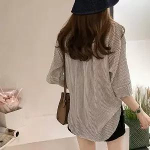 봄에 입기 좋은 반오픈 카라 세로 줄무늬 봄패션 정장