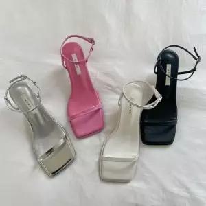 발목 스트랩 스퀘어 쉐입 미들굽 여름용 토오픈힐
