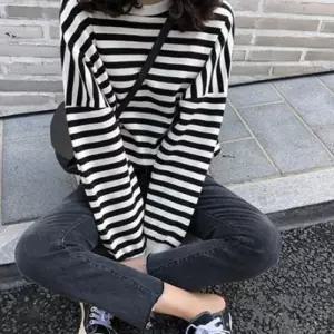 자연스러운 라운드넥 긴팔티 여성 간절기 가로 줄무늬
