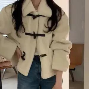 친절한탄씨 여자 겨울 양털 크롭 자켓 더블 떡볶이 단추 숏코트 인조퍼 무스탕 점퍼 여자가디건